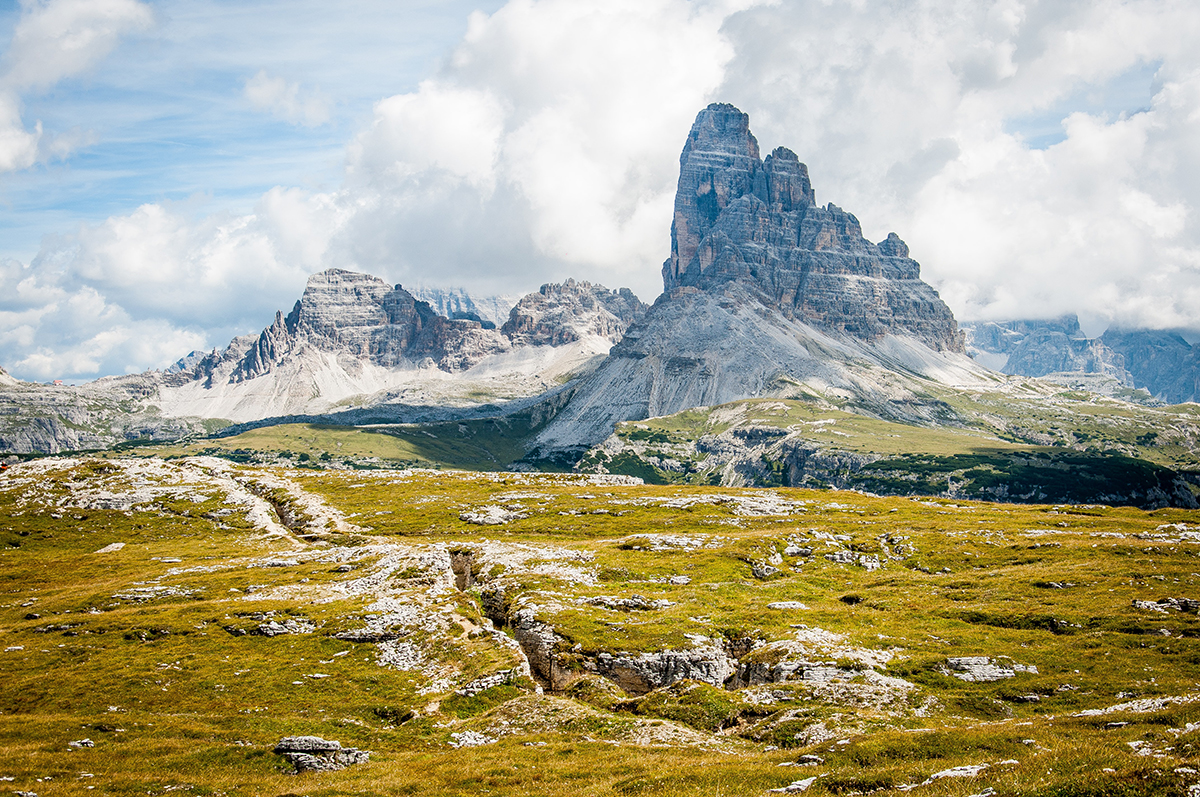 montagna alpina con prato verdeggiante e rocce